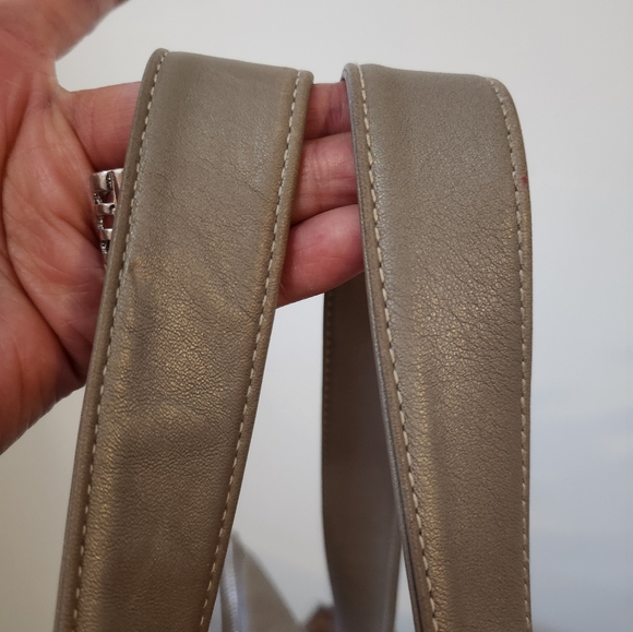 Elegant Perlina Silver Leather Shoulder Bag EUC - Picture 4 of 16